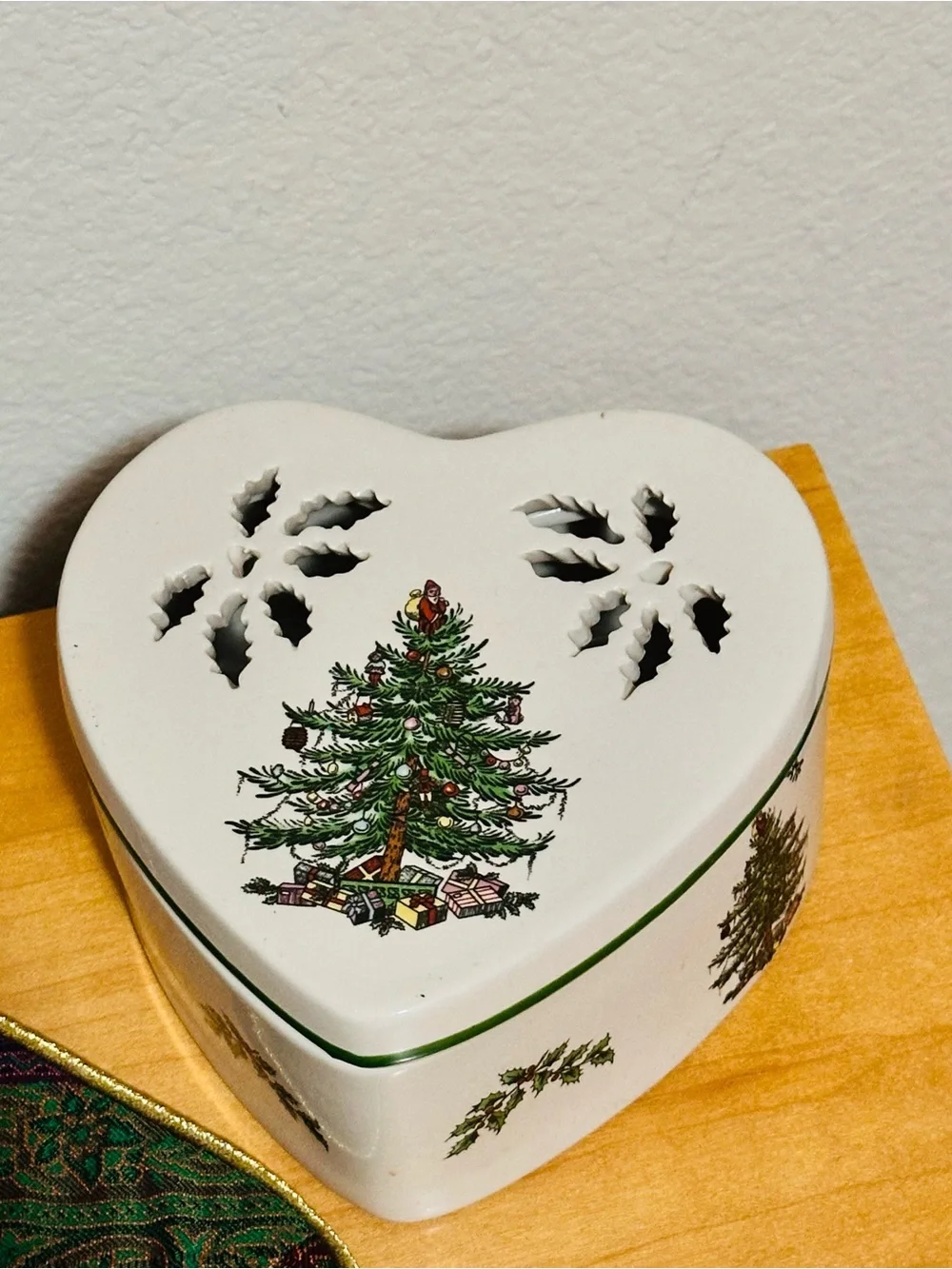 Spode White Heart Trinket Box with Green Christmas Tree Motif